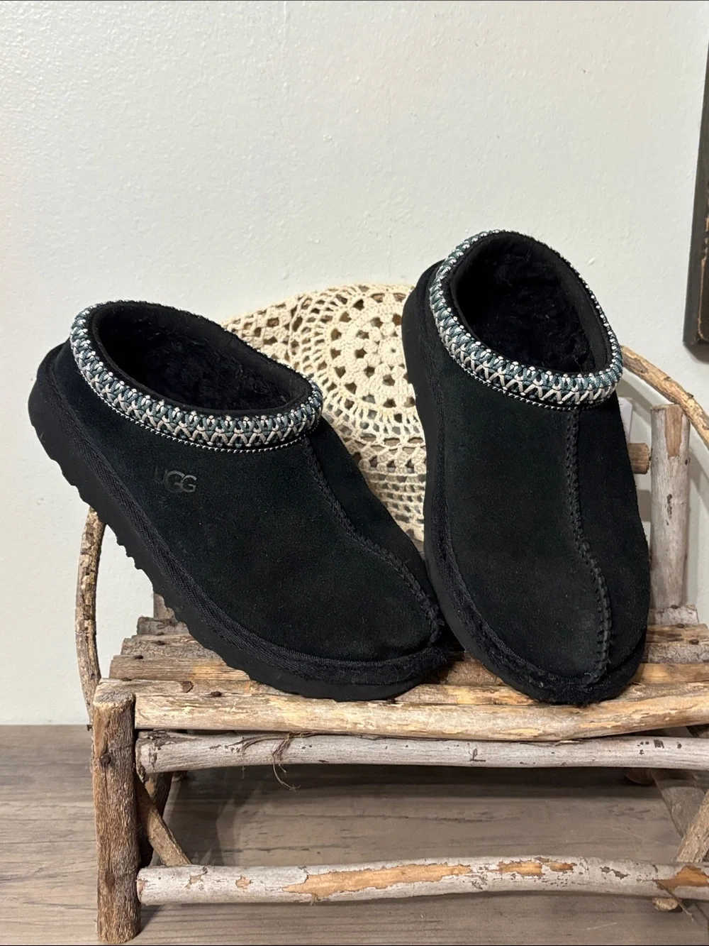 PRE OWNED KIDS SIZE 13 Tasman II UGG Black Suede Slip-On Shearling Mules
